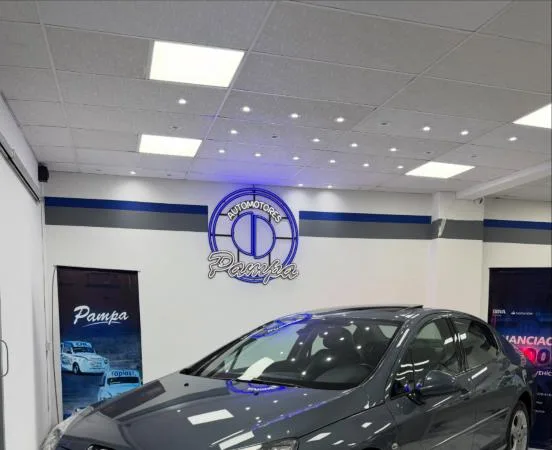 Salón con autos en exhibición