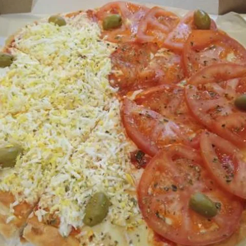 Pizza mitad española y mitad napolitana de Voialtri