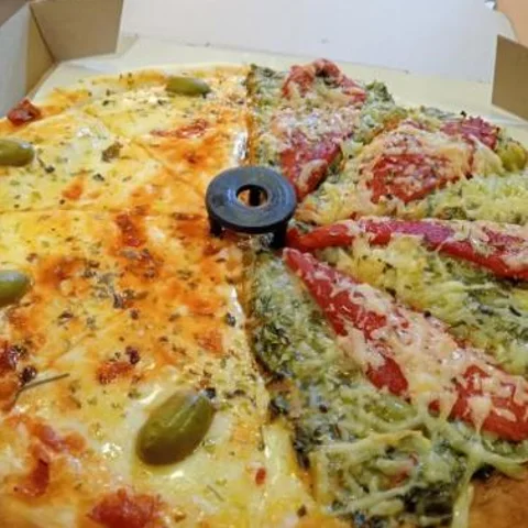 Pizza de muzzarella y verdura de Voialtri