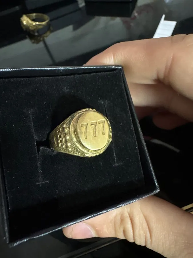 Anillo 777 dorado en su estuche