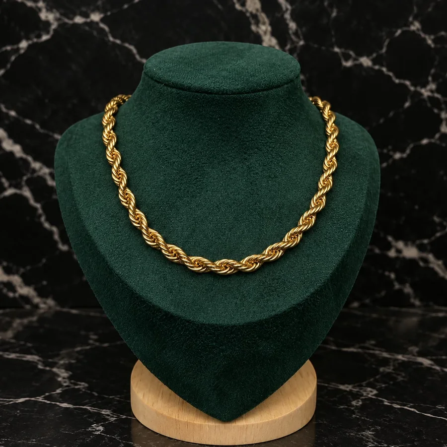 Cadena Tourbillon gruesa bañada en oro sobre un busto de terciopelo verde